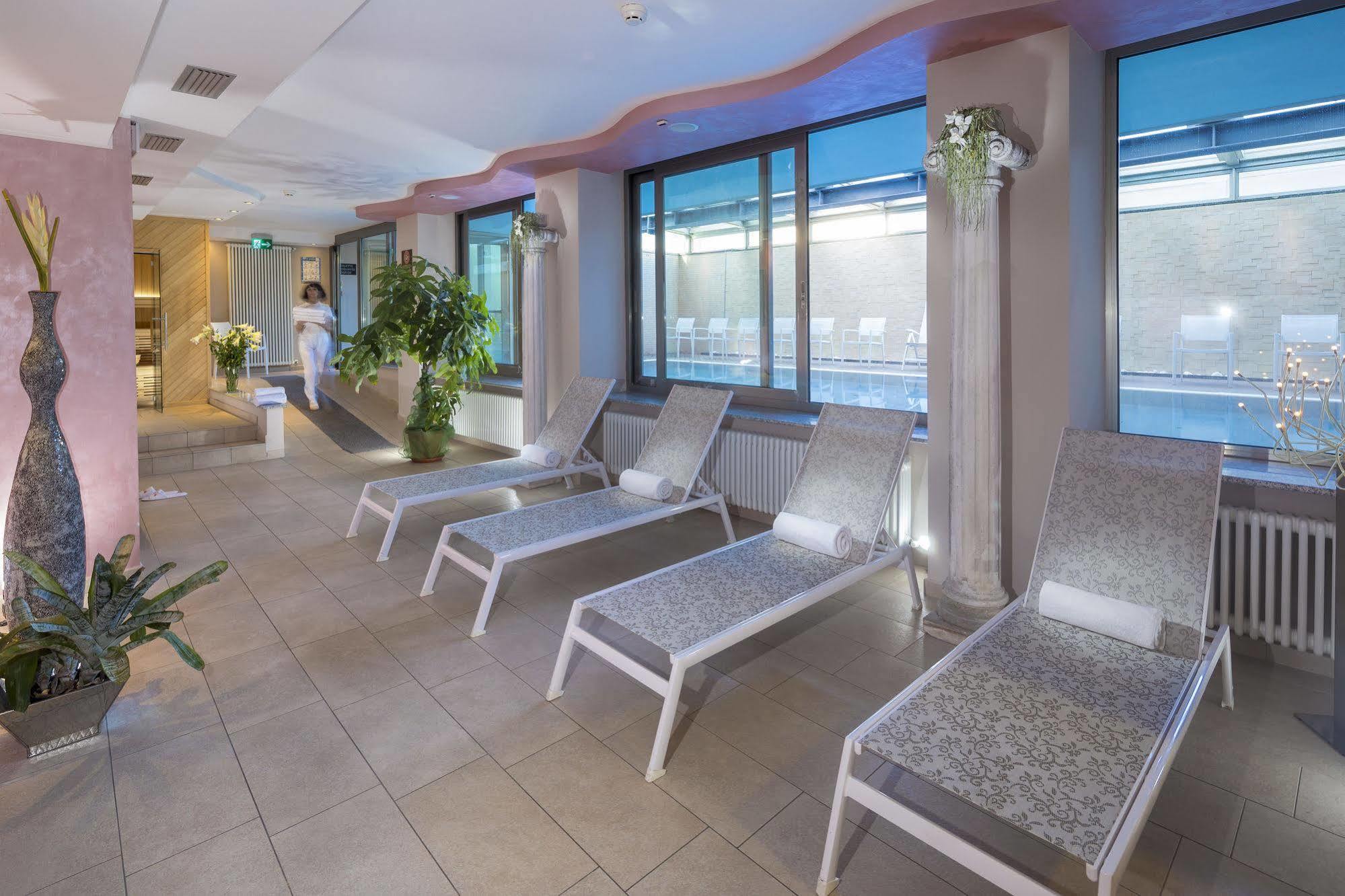 Terminal Palace & Spa Римини Екстериор снимка